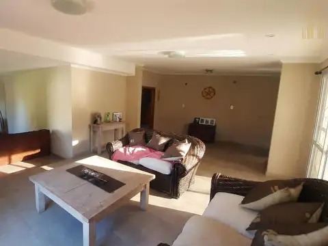 Casa 8 ambientes con 3 baños