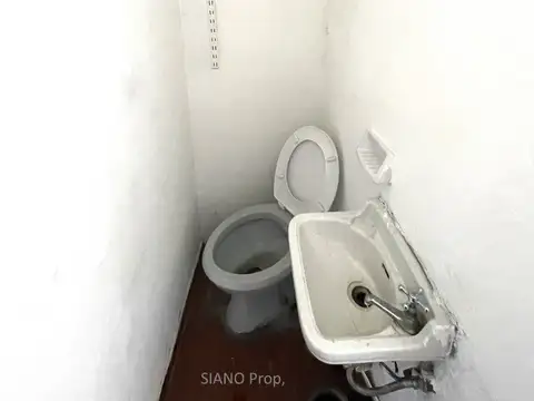 Local sobre Av. Centenario.-