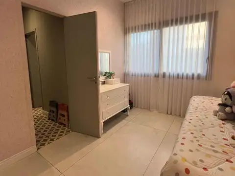 Casa en Alquiler con 3 cocheras