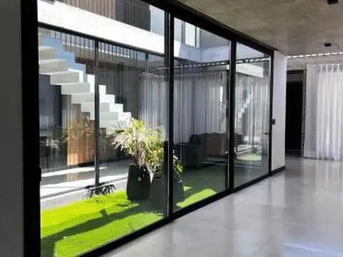 Casa 6 ambientes con 3 baños