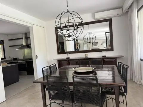 Casa 6 ambientes con 2 baños