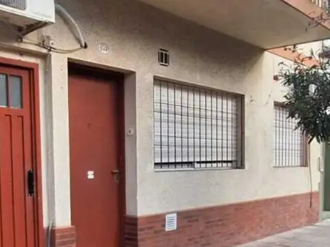Hermoso  departamento de tres ambientes en planta baja  al frente  con cochera en lo mejor Mataderos