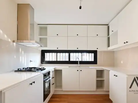 Casa en Alquiler con 2 cocheras