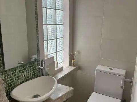 Casa 6 ambientes con 2 baños