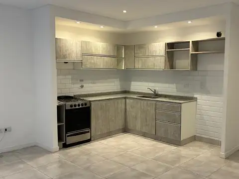 Departamento de 1 Ambiente con Patio Privado en Coghlan, a Metros de Congreso 