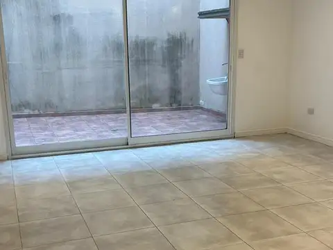 Departamento de 1 Ambiente con Patio Privado en Coghlan, a Metros de Congreso 