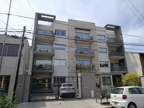Depto de dos ambientes con cochera descubierta en Villa Sarmiento.