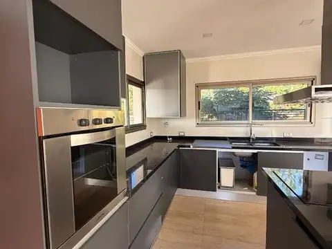 Casa 5 ambientes con 3 baños