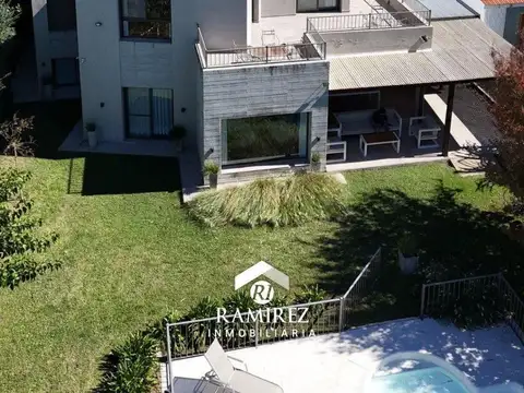 Casa en Venta con 2 cocheras