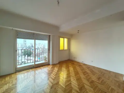 EXCELENTE ESTADO – AMPLIO - AL FRENTE - C/BALCON - REGIA VISTA