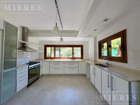 Casa en Alquiler con 2 cocheras