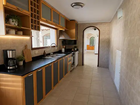 Casa 5 ambientes con 4 baños
