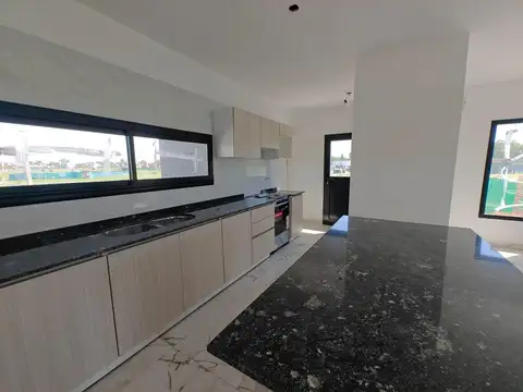 Casa 4 ambientes con 2 baños