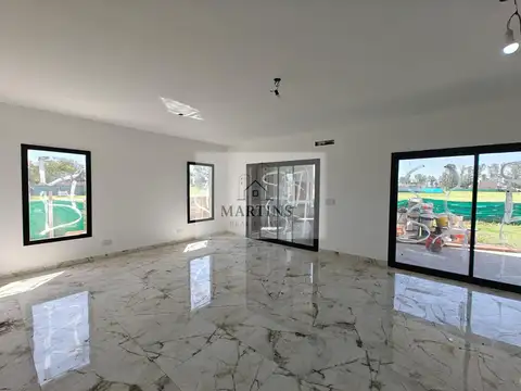 Casa 4 ambientes con 2 baños