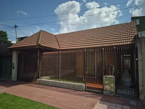 Casa 5 ambientes en venta en Sarandi Oportunidad