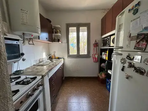 CASA EN VENTA AMPLIO JARDÍN 4 AMB QUINCHO COCHERAS