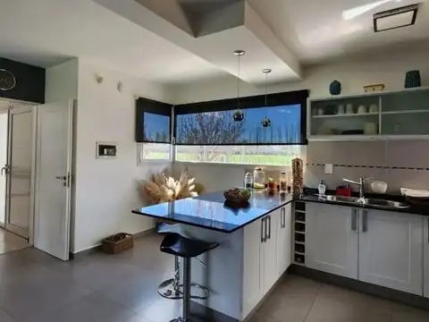 VENTA CASA de tres dormitorios en B° Manzanar - Cipolletti