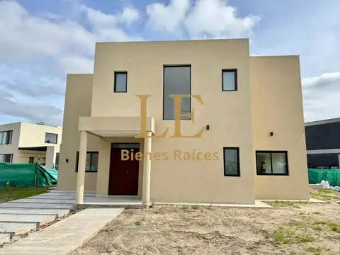 Casa en Alquiler con 3 cocheras