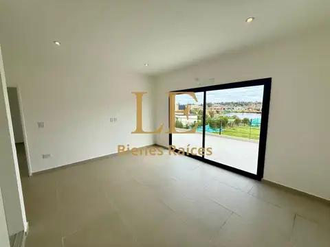 Casa en Alquiler con 3 cocheras