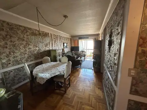 Muy cómodo departamento de tres ambientes piso alto y vista abierta
