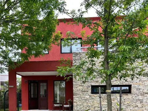 Casa con Jardín apto crédito en San Eduardo