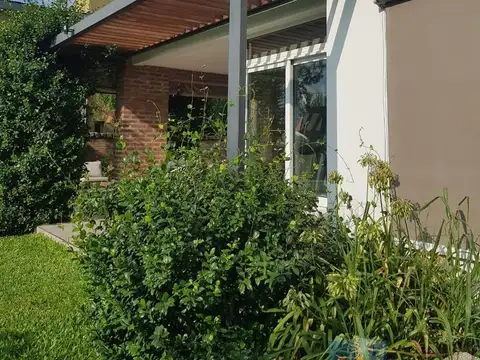 Casa 8 ambientes con 3 baños