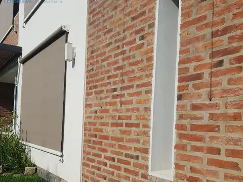 AMOBLADA  Casa en  VENTA  ! NIVEL!.2 PLANTAS!. 3 DORMITORIOS. PISCINA.