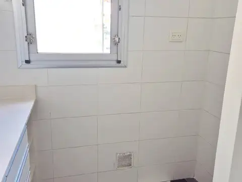 Excelentes 2 ambientes totalmente reciclado al contrafrente, muy luminoso con balcón corrido