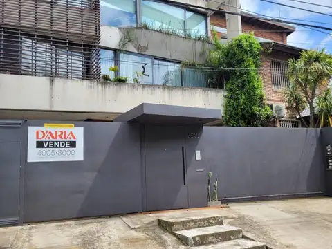 Casa tipo PH en  venta en La Lucila próximo al rio, muy especial, con jardín pileta y parrilla.