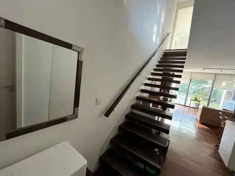 Depto Tipo Casa en Venta en La Lucila Libertador / Rio, USD 420.000