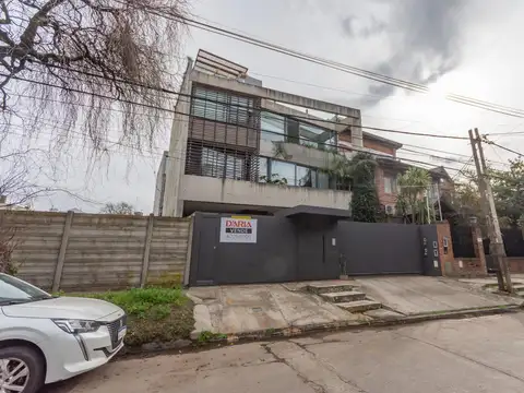 Casa tipo PH en  venta en La Lucila próximo al rio, muy especial, con jardín pileta y parrilla.