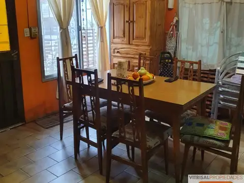 Casa 6 ambientes con 2 baños