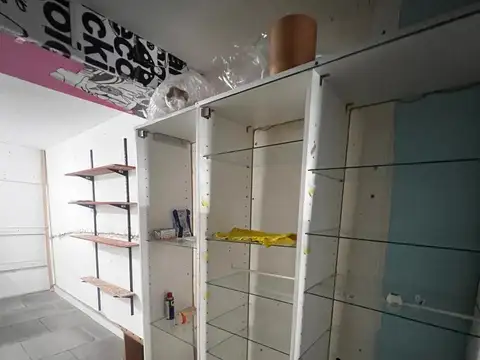 Local de 2,8m x 14m con entrepiso y baño en venta - Brown 574 - Quilmes centro