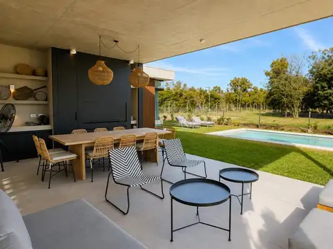 Casa en Alquiler con 2 cocheras