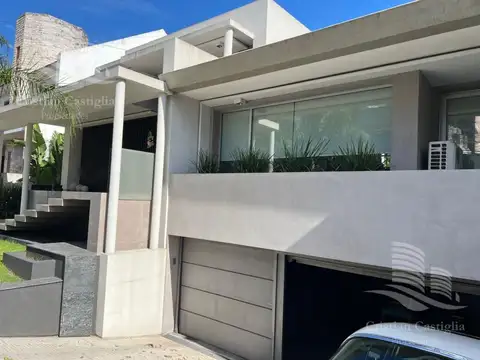 Casa en Venta con 3 cocheras