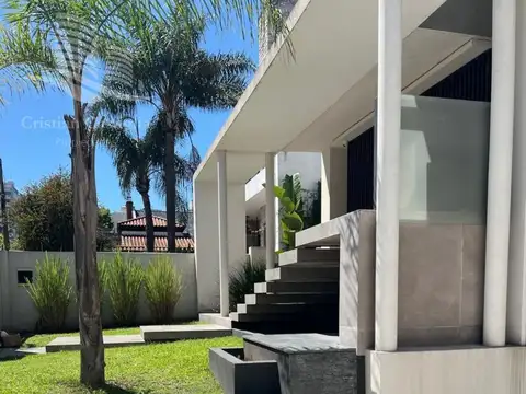 Casa en Venta con 3 cocheras