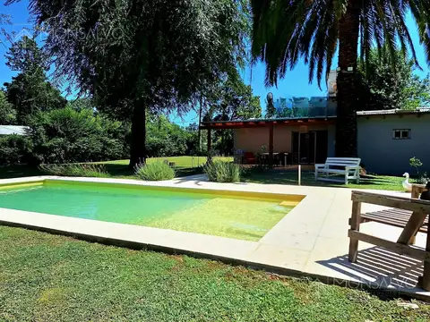 CASA QUINTA 2 AMBIENTES CON PERGOLA Y PISCINA