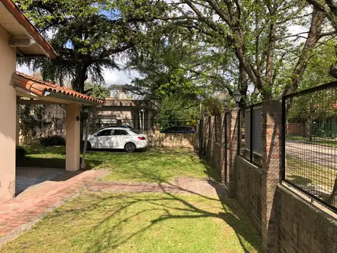 Venta casa 5 ambientes Longchamps Cochera Parrilla