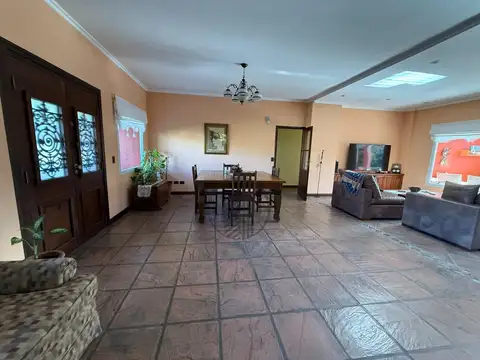 Casa en Venta con 3 cocheras