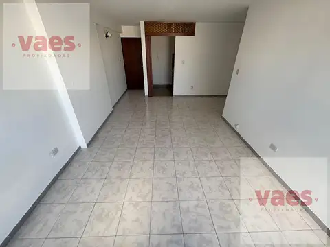 VENTA – Monoambiente con cocina separada y excelente iluminación en Rivadavia 150
