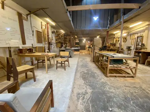 DEPOSITO CON VIVIENDA EN PRIMER PISO