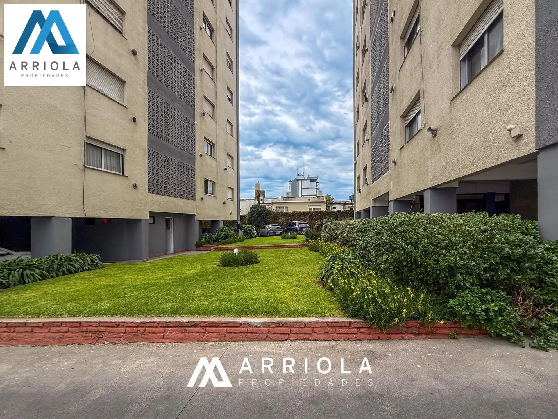 Departamento de 3 ambientes con cochera. MACROCENTRO