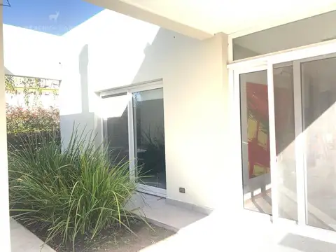 Casa en Alquiler con 1 cochera
