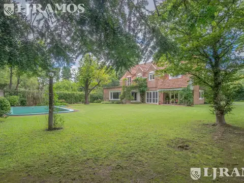 EXCELENTE CASA CON LOTE DE 2009 M2 EN LOMAS JOCKEY