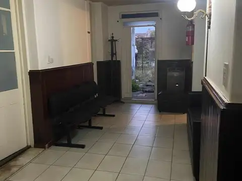 Oficina 8 ambientes con 2 baños