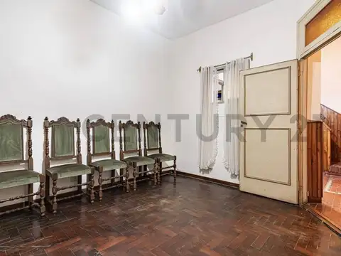 EXCELENTE PH AL FRENTE, 2 PLANTAS, DE 3 AMBIENTES, CON ESCRITORIO, QUINCHO Y PARRILLA – SIN EXPENSAS