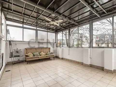 EXCELENTE PH AL FRENTE, 2 PLANTAS, DE 3 AMBIENTES, CON ESCRITORIO, QUINCHO Y PARRILLA – SIN EXPENSAS