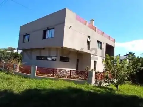 VENTA CASA EXCLUSIVA EN BARRIO PARQUEMAR SOBRES LOTE DE 800 MTS2