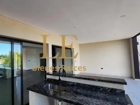 Casa en Venta con 4 cocheras