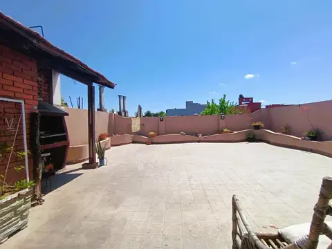 PH de 4 ambientes en planta alta en zona comercial